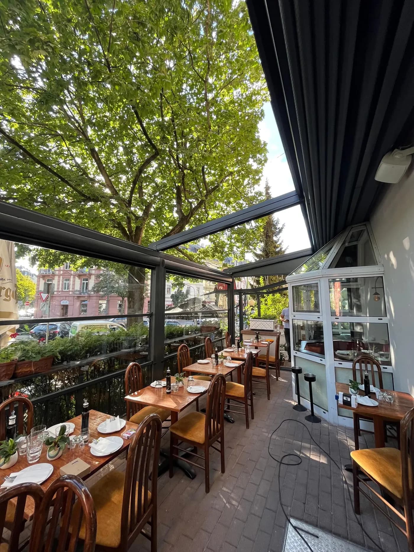 Pergola Tente + Giyotin Cam uygulaması. Frankfurt, Almanya